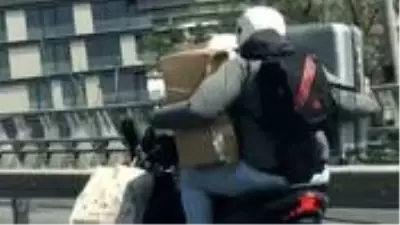 Ortaköy viyadüğünde motosikletteki yolcu, bir eliyle valiz diğer eliyle kutu taşıdı Ortaköy viyadüğünde motosikletteki yolcu, bir eliyle valiz diğer eliyle kutu taşıdı