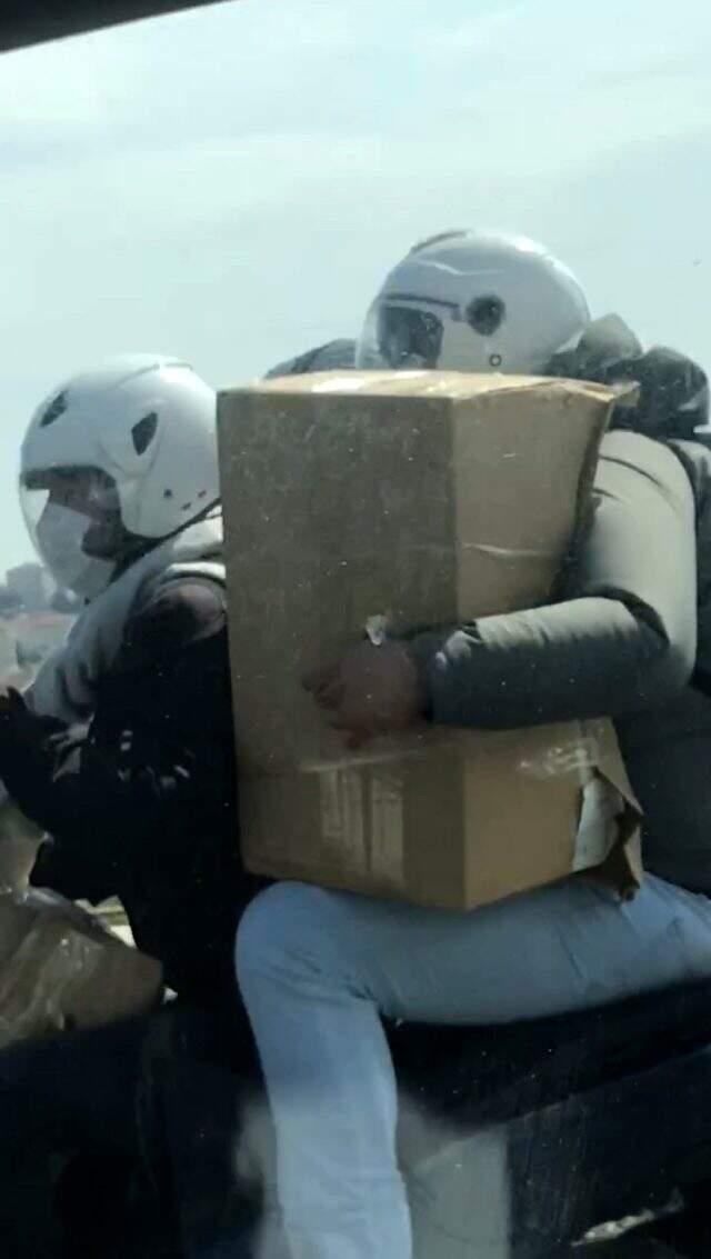 Ortaköy viyadüğünde motosikletteki yolcu, bir eliyle valiz diğer eliyle kutu taşıdı Ortaköy viyadüğünde motosikletteki yolcu, bir eliyle valiz diğer eliyle kutu taşıdı