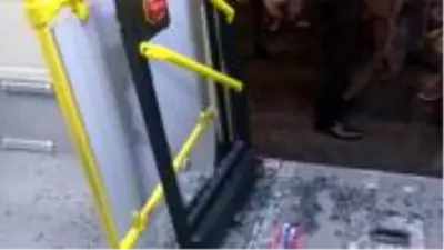 Otobüs, bir saat geç kaldı diye camlarını tuz buz ettiler