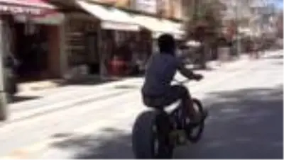 Otomobil lastiğini bisikletine taktı, görenler gözlerine inanamadı