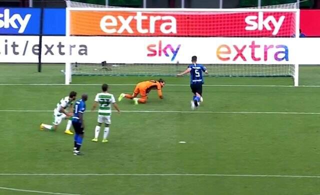 Roberto Gagliardini'nin kaçırdığı inanılmaz pozisyon, sosyal medyada gündem oldu Roberto Gagliardini'nin kaçırdığı inanılmaz pozisyon, sosyal medyada gündem oldu