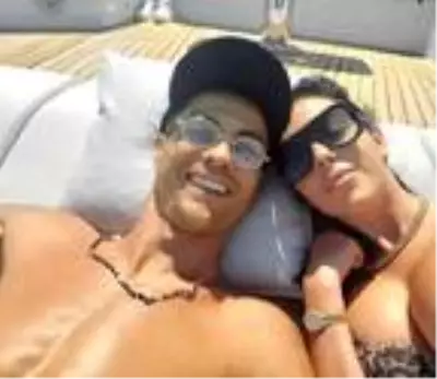 Ronaldo'dan maç öncesi 19 milyon dolarlık yatta tatil keyfi Ronaldo'dan maç öncesi 19 milyon dolarlık yatta tatil keyfi