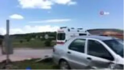 Sakarya'da iki otomobil kafa kafaya çarpıştı: 2 yaralı Sakarya'da iki otomobil kafa kafaya çarpıştı: 2 yaralı
