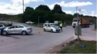 Sakarya'da iki otomobil kafa kafaya çarpıştı: 2 yaralı Sakarya'da iki otomobil kafa kafaya çarpıştı: 2 yaralı
