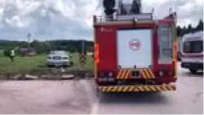 SAKARYA Kavşakta 2 otomobil çarpıştı: 2 yaralı SAKARYA Kavşakta 2 otomobil çarpıştı: 2 yaralı
