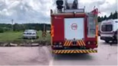 SAKARYA Kavşakta 2 otomobil çarpıştı: 2 yaralı SAKARYA Kavşakta 2 otomobil çarpıştı: 2 yaralı