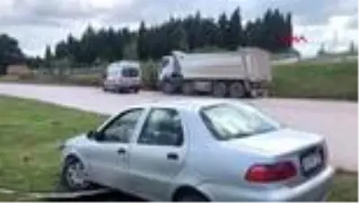 SAKARYA Kavşakta 2 otomobil çarpıştı: 2 yaralı SAKARYA Kavşakta 2 otomobil çarpıştı: 2 yaralı