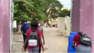 Senegal'de sınav sınıflarında eğitim yeniden başladı - DAKAR Senegal'de sınav sınıflarında eğitim yeniden başladı - DAKAR