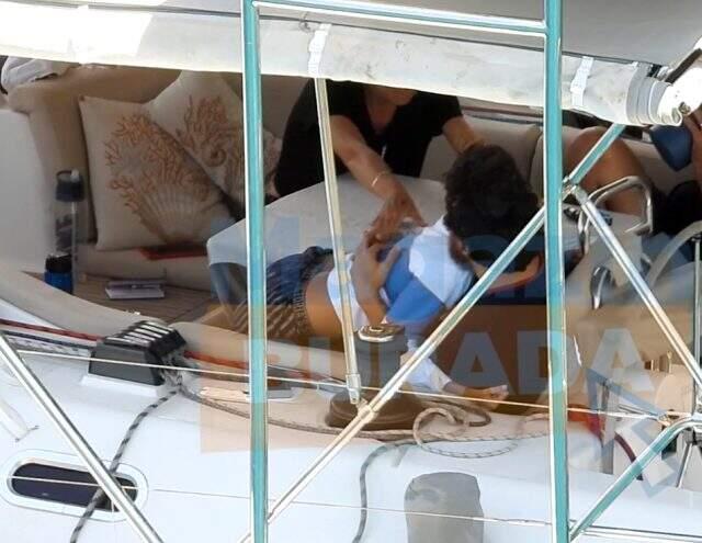 Sevgilisiyle sarmaş dolaş yakalanan Çağatay Ulusoy, aldığı kilolarla şaşkına çevirdi