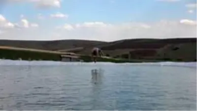 Tarım arazisini sulamak için yaptıkları dev havuzda yüzme keyfi