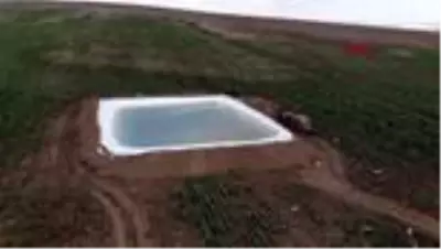 Tarlayı sulamak için yaptıkları havuzda serinliyorlar
