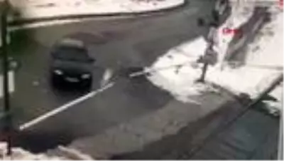 Trenin geçişini beklemeyip, bariyerleri kıran sürücüye 6 yıl hapis istemi Trenin geçişini beklemeyip, bariyerleri kıran sürücüye 6 yıl hapis istemi