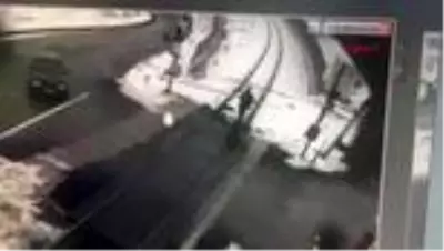 Trenin geçişini beklemeyip, bariyerleri kıran sürücüye 6 yıl hapis istemi Trenin geçişini beklemeyip, bariyerleri kıran sürücüye 6 yıl hapis istemi