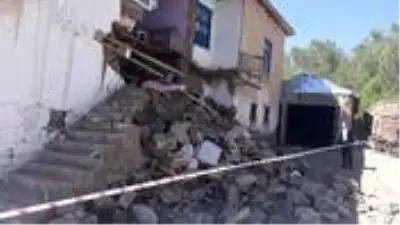 Van Valisi Bilmez: 15 mahallede orta ve ağır hasarlı evler var, 5 vatandaşımız hafif yaralı Van Valisi Bilmez: 15 mahallede orta ve ağır hasarlı evler var, 5 vatandaşımız hafif yaralı