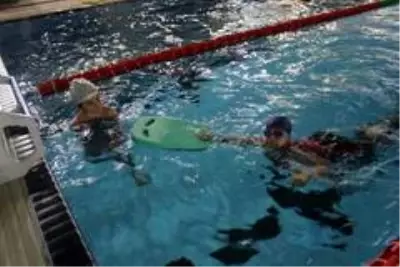 Yüzme sporcuları havuza indi