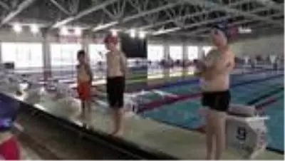 Yüzme sporcuları havuza indi