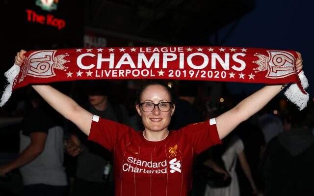 30 yıl sonra gelen şampiyonluk sonrası Liverpoollu taraftarlar ve futbolcular doyasıya eğlendi 30 yıl sonra gelen şampiyonluk sonrası Liverpoollu taraftarlar ve futbolcular doyasıya eğlendi