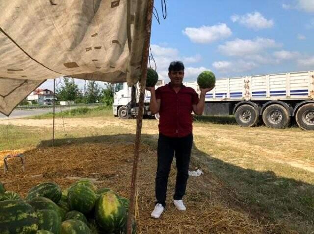 Alıcı ve satıcı tartışınca nakliyeci 23 ton karpuzla ortada kaldı Alıcı ve satıcı tartışınca nakliyeci 23 ton karpuzla ortada kaldı