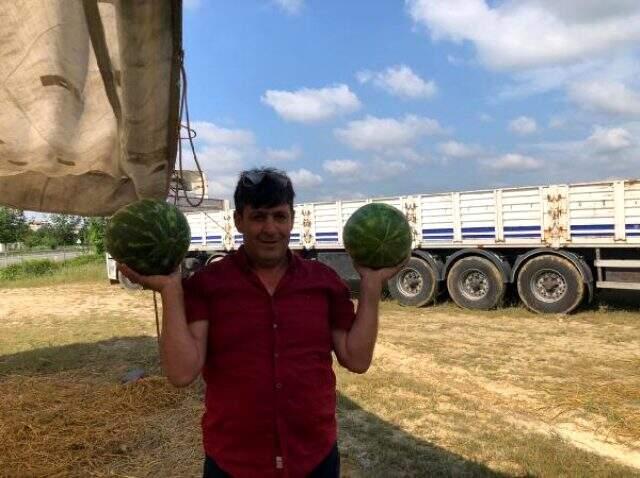 Alıcı ve satıcı tartışınca nakliyeci 23 ton karpuzla ortada kaldı Alıcı ve satıcı tartışınca nakliyeci 23 ton karpuzla ortada kaldı