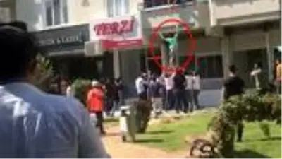 Balkondan düşen kadını çevredekiler havada yakaladı Balkondan düşen kadını çevredekiler havada yakaladı