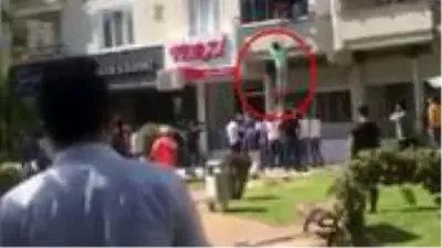 Balkondan düşen kadını çevredekiler kurtardı Balkondan düşen kadını çevredekiler kurtardı