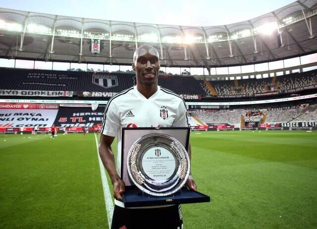 Beşiktaş'la 200. maçına çıkan Atiba, Konyaspor maçı öncesinde plaket aldı Beşiktaş'la 200. maçına çıkan Atiba, Konyaspor maçı öncesinde plaket aldı