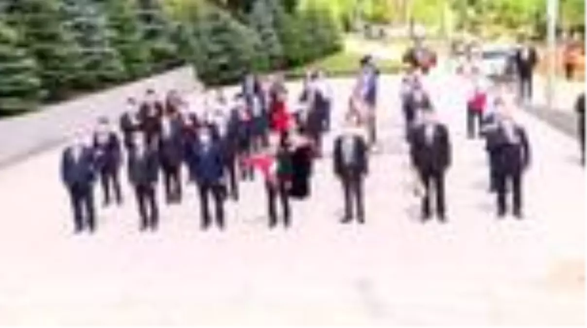 Büyük Türk şairi Mahtumkulu Firakı'nın heykeline çelenk bırakıldı