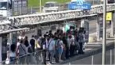 Cevizlibağ metrobüs durağındaki yoğunluğun önüne geçilemiyor