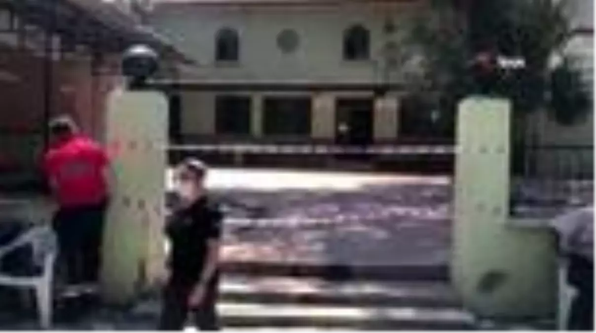 Depremde hasar gören cami ibadete kapatıldı
