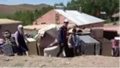 Depremle birlikte 3 çocuğuyla dışarıda kalan kadın yardım bekliyor