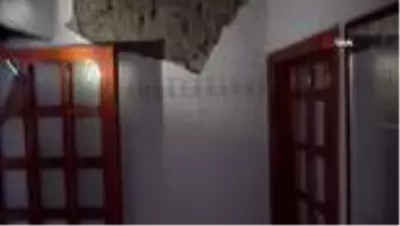 Depremzedeler hasar gören evlerini boşaltıyor