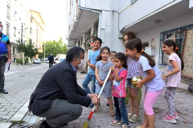 Esenyurt Belediye Başkanı, vatandaşların sorunlarını dinledi, çocuklara oyuncak dağıttı Esenyurt Belediye Başkanı, vatandaşların sorunlarını dinledi, çocuklara oyuncak dağıttı