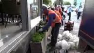 Esenyurt'ta selde zarar gören çiçeklerin yerine yenisi dikildi