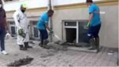 Esenyurt'ta selin bastığı sokakta çalışmalar sürüyor