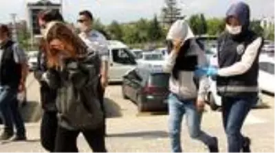 Hırsızlık yapan eltileri, yanlarındaki çocuğun yürüyüş şekli ele verdi Hırsızlık yapan eltileri, yanlarındaki çocuğun yürüyüş şekli ele verdi