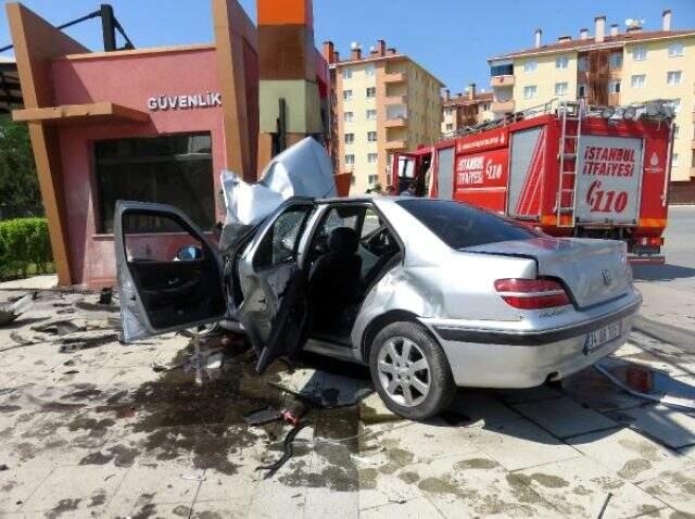 Hurdaya dönen araçta sürücü şans eseri hayatta kalmayı başardı Hurdaya dönen araçta sürücü şans eseri hayatta kalmayı başardı