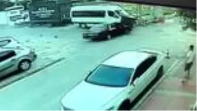 Hurdaya dönen otomobilden burunları bile kanamadan çıkıp kaza tartışması yaptılar.
