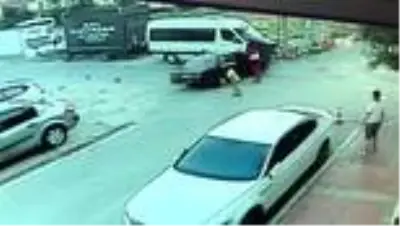 Hurdaya dönen otomobilden burunları bile kanamadan çıkıp kaza tartışması yaptılar. Hurdaya dönen otomobilden burunları bile kanamadan çıkıp kaza tartışması yaptılar.