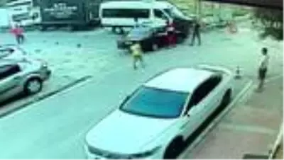 Hurdaya dönen otomobilden burunları bile kanamadan çıkıp kaza tartışması yaptılar. Hurdaya dönen otomobilden burunları bile kanamadan çıkıp kaza tartışması yaptılar.