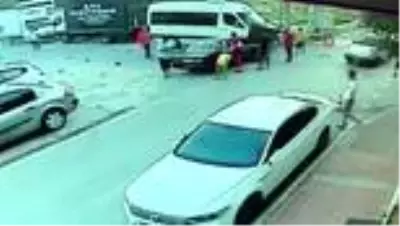 Hurdaya dönen otomobilden burunları bile kanamadan çıkıp kaza tartışması yaptılar. Hurdaya dönen otomobilden burunları bile kanamadan çıkıp kaza tartışması yaptılar.