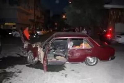 Son Dakika | Hurdaya dönen otomobilden burunları kanamadan çıkıp kaza tartışması yaptılar Son Dakika | Hurdaya dönen otomobilden burunları kanamadan çıkıp kaza tartışması yaptılar