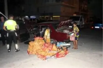 Son Dakika | Hurdaya dönen otomobilden burunları kanamadan çıkıp kaza tartışması yaptılar Son Dakika | Hurdaya dönen otomobilden burunları kanamadan çıkıp kaza tartışması yaptılar