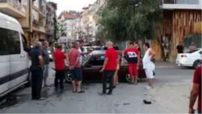 Son Dakika | Hurdaya dönen otomobilden burunları kanamadan çıkıp kaza tartışması yaptılar Son Dakika | Hurdaya dönen otomobilden burunları kanamadan çıkıp kaza tartışması yaptılar