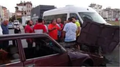 Son Dakika | Hurdaya dönen otomobilden burunları kanamadan çıkıp kaza tartışması yaptılar Son Dakika | Hurdaya dönen otomobilden burunları kanamadan çıkıp kaza tartışması yaptılar