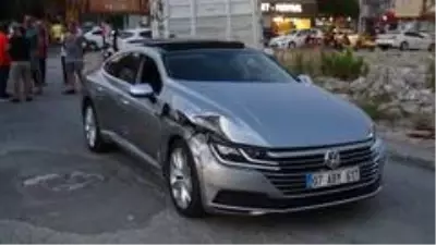 Son Dakika | Hurdaya dönen otomobilden burunları kanamadan çıkıp kaza tartışması yaptılar Son Dakika | Hurdaya dönen otomobilden burunları kanamadan çıkıp kaza tartışması yaptılar