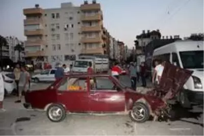 Son Dakika | Hurdaya dönen otomobilden burunları kanamadan çıkıp kaza tartışması yaptılar Son Dakika | Hurdaya dönen otomobilden burunları kanamadan çıkıp kaza tartışması yaptılar