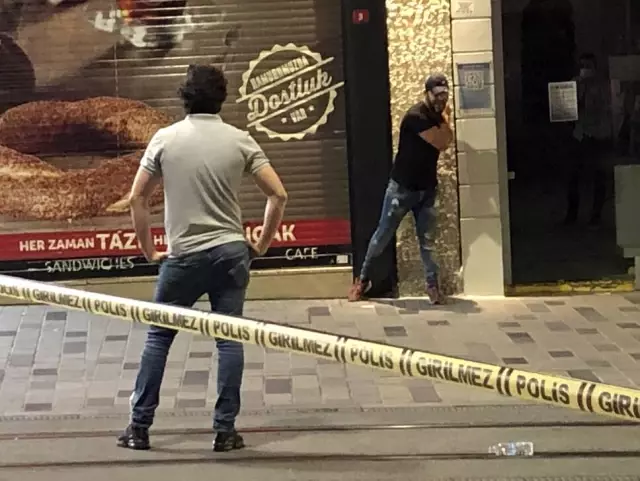İstiklal Caddesi'nde elindeki bıçakla etrafa saldıran kişi gözaltına alındı İstiklal Caddesi'nde elindeki bıçakla etrafa saldıran kişi gözaltına alındı
