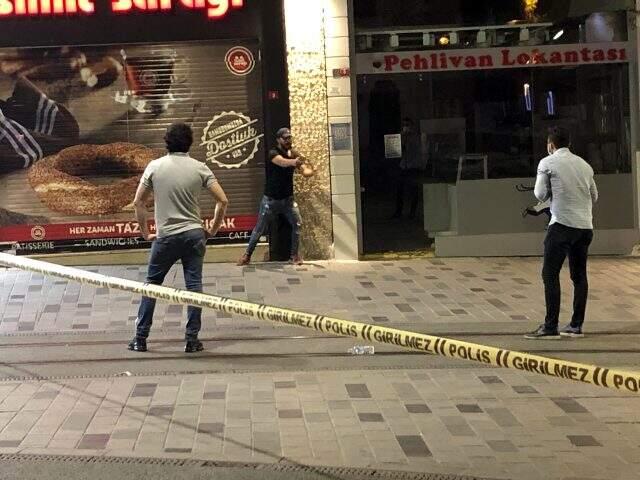 İstiklal Caddesi'nde elinde bıçak olan bir şahıs etrafa saldırdı, cadde kapatıldı İstiklal Caddesi'nde elinde bıçak olan bir şahıs etrafa saldırdı, cadde kapatıldı