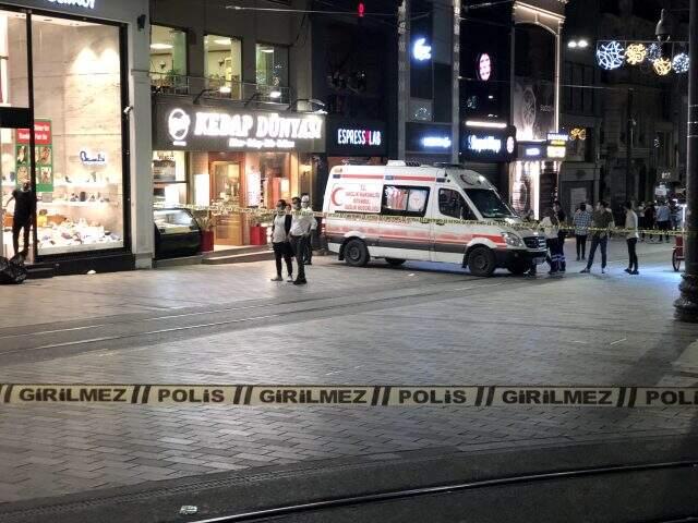 İstiklal Caddesi'nde elinde bıçak olan bir şahıs etrafa saldırdı, cadde kapatıldı İstiklal Caddesi'nde elinde bıçak olan bir şahıs etrafa saldırdı, cadde kapatıldı