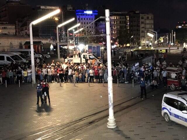 İstiklal Caddesi'nde elinde bıçak olan bir şahıs etrafa saldırdı, cadde kapatıldı İstiklal Caddesi'nde elinde bıçak olan bir şahıs etrafa saldırdı, cadde kapatıldı
